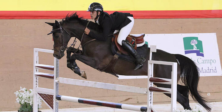Rafa Velasco en pleno salto co su yegua en el Villa de Madrid.