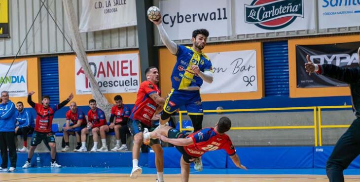 Vidal Espinosa arma el brazo en el partido ante el Cantera Sur.