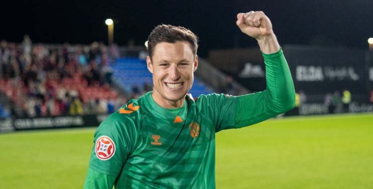 Ramón Vila celebra el triunfo del Eldense ante el Hércules.