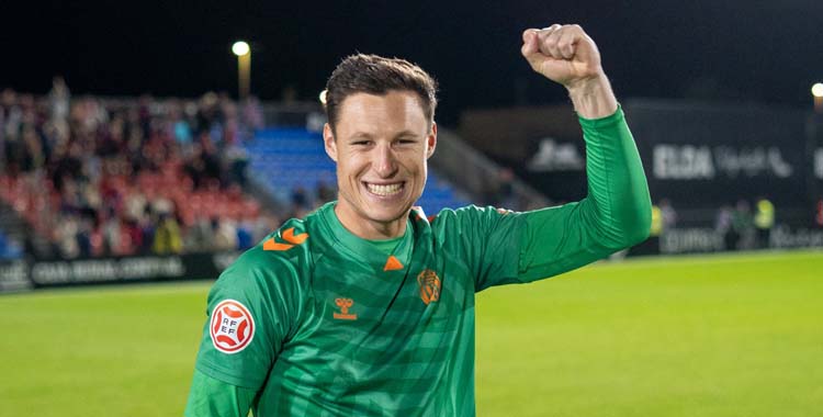 Ramón Vila celebra el triunfo del Eldense ante el Hércules.