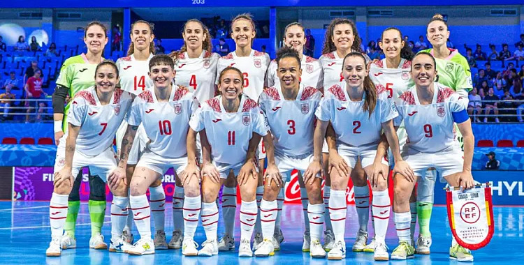 Cristina García posando con sus compañeras. Foto: RFEF