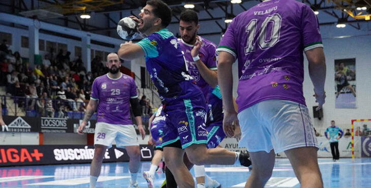 Pablo Simonet zafándose de la defensa alcarreña.