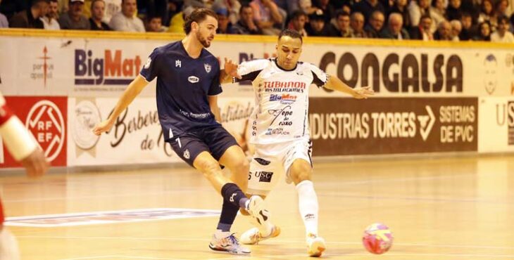 Zequi inicia una jugada en Noia.