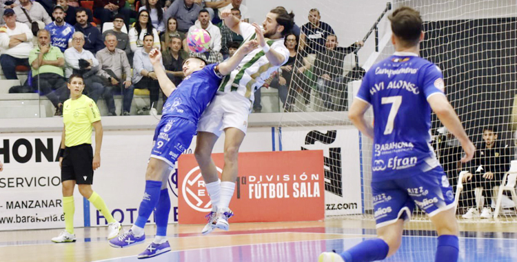 Zequi pelea una pelota aérea en el último duelo de liga. Foto: Quesos El Hidalgo Manzanares