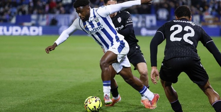 El jugador del Leganés jugando el balón en la derrota 0-3 contra el Almería. Foto: La Liga