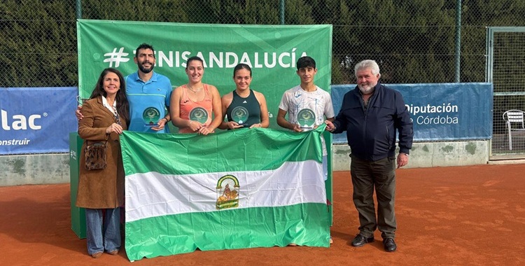 Lorena Solar y Alejandro López posan como campeones en el Campeonato Absoluto de Andalucía de Tenis 2025 en Córdoba