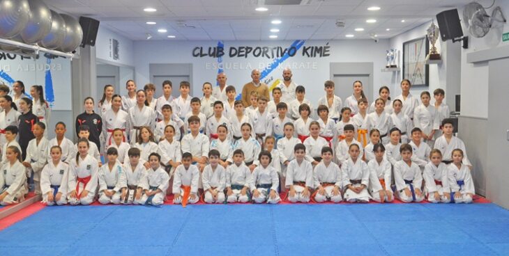Los aspirantes al Campeonato de Andalucía posan en el Club Deportivo Kimé. Foto: karatecordoba.es