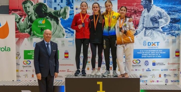 Natalia Trujillo posa con la medalla de oro lograda en la Final de la Liga Nacional. Foto: C.D. Shotokan Villoslada de Priego de Córdoba