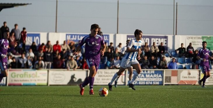 El jugador del Ciudad de Lucena conduce el balón en Bollullos. Foto: Antonio Dávila / Ciudad de Lucena