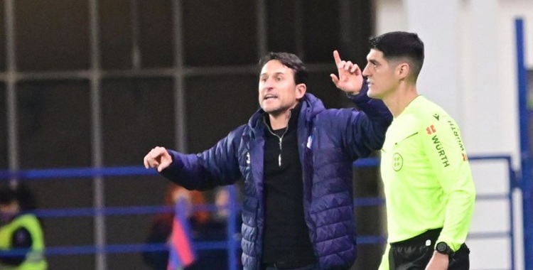 Beñat San José dirigiendo en el último Eibar - Cultural Leonesa. Foto: @LaLiga