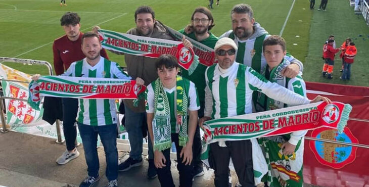 Varios aficionados de la Peña Cordobesista A4cientos de Madrid en una de sus escapadas para animar al Córdoba.