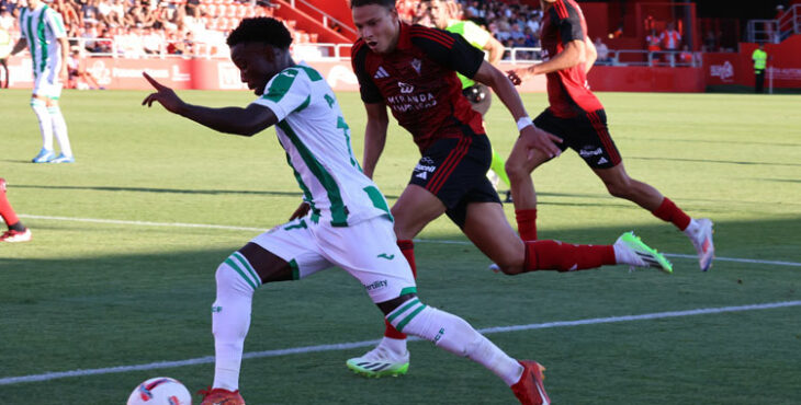 El añorado Adilson en una acción de ataque la pasada temporada ante el Mirandés. Foto: CCF