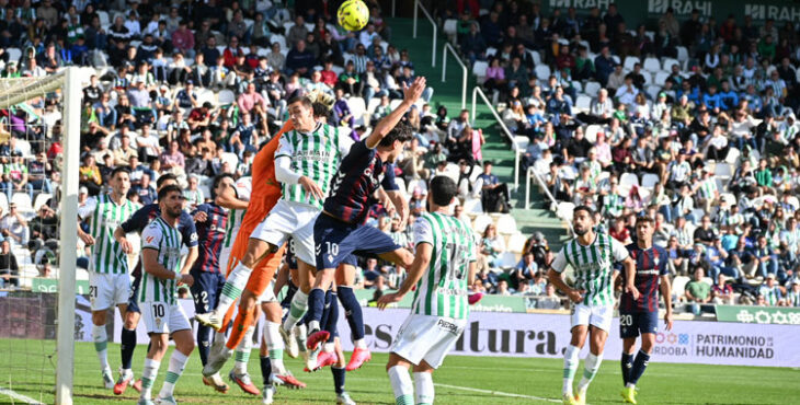 Adrián Fuentes intenta un remate en el duelo contra el Eibar. Autora: Natalia Román