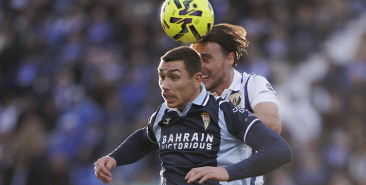 Ignasi Miquel supera a Adrián Fuentes en un salto en el duelo de Leganés. Foto: LaLiga Hypermotion