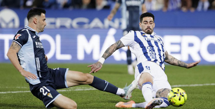 Albarrán luchando por una pelota con un jugador del Leganés. Foto: LaLiga Hypermotion