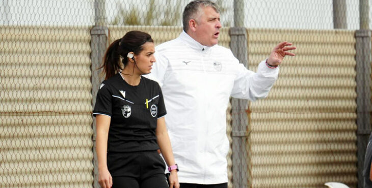Alberto Fernández da instrucciones desde su área técnica. Foto: CD Pozoblanco