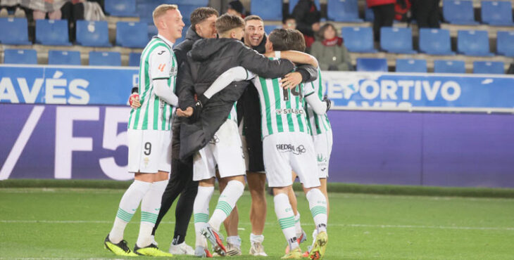 Los jugadores del Córdoba celebrando la victoria tras acabar el partido en Vitoria. Foto: CCF