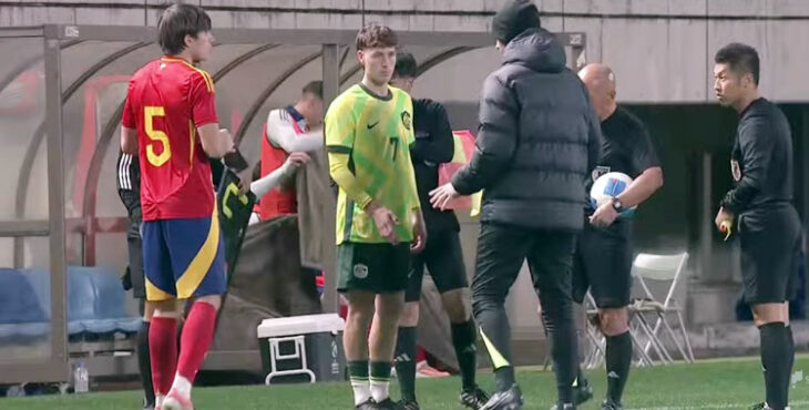 Andrés Cuenca preparándose para entrar en el partido tras el descanso