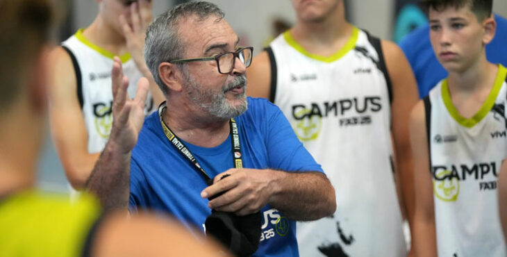 Ángel Tripiana durante un Campus de la Federación Andaluza de Baloncesto en este 2025. Foto: FAB