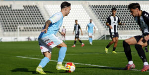 Un jugador celeste intenta un regate en banda en el anterior encuentro ante el Linense. Foto: Antonio Dávila / Ciudad de Lucena
