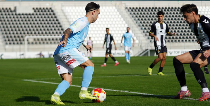 Un jugador celeste intenta un regate en banda en el anterior encuentro ante el Linense. Foto: Antonio Dávila / Ciudad de Lucena