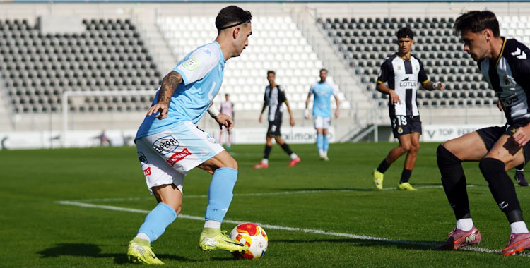 Un jugador celeste intenta un regate en banda en el anterior encuentro ante el Linense. Foto: Antonio Dávila / Ciudad de Lucena