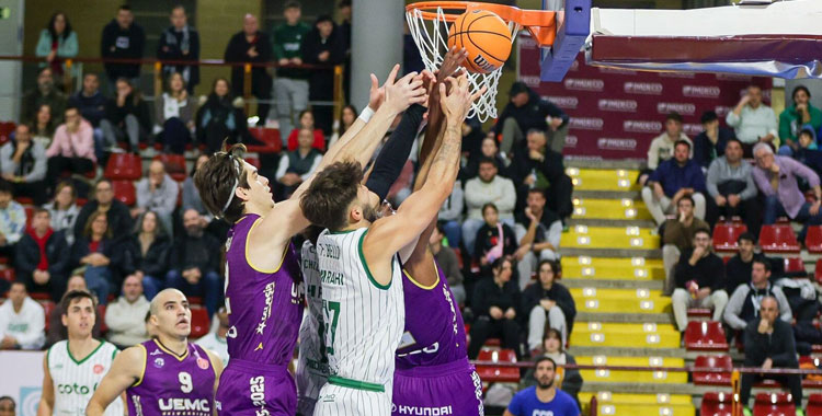 Fernando Bello en una entrada a canasta. Foto: Fran Pérez / Córdoba Club de Baloncesto