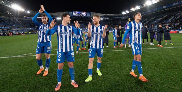 Antonio Blanco, con el dorsal 8, celebrando con algunos compañeros el pase ante el Sevilla. Foto: Deportivo Alavés