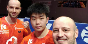 Tao Yucheng posa junto a Diogo Carvalho y Carlos Machado tras vencer al Borges