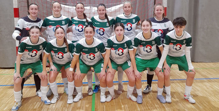 La formación cajista antes de empezar a jugar en el Polideportivo Santiago Cañizares