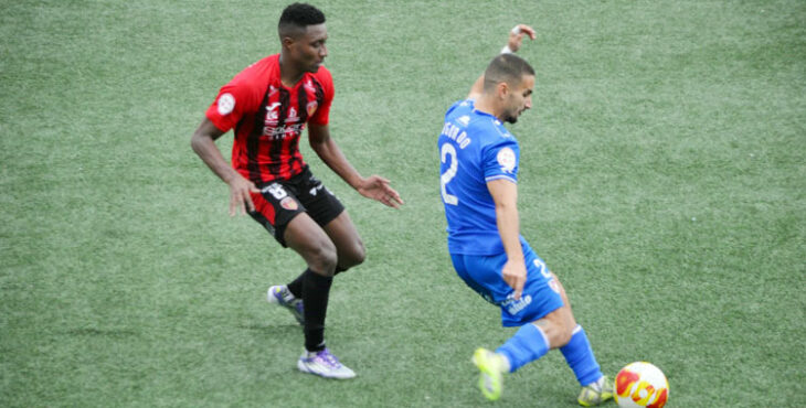 Carlos Ramírez vigila a Luis Aguado, lateral del Linares Deportivo. Foto: Tino Navas / Salerm Puente Genil