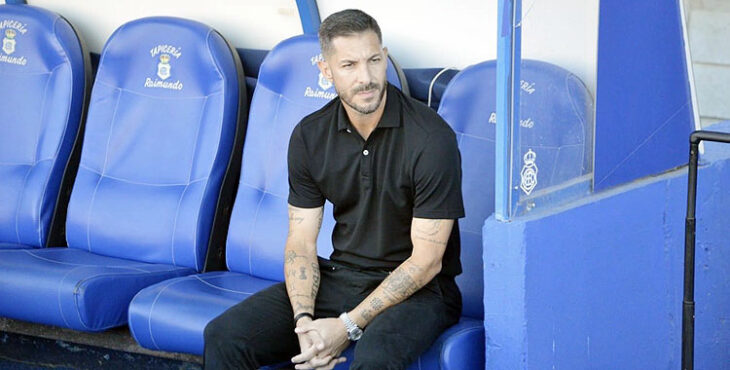 Álvaro Cejudo en el banquillo del Colombino. Foto: Tino Navas / Salerm Puente Genil