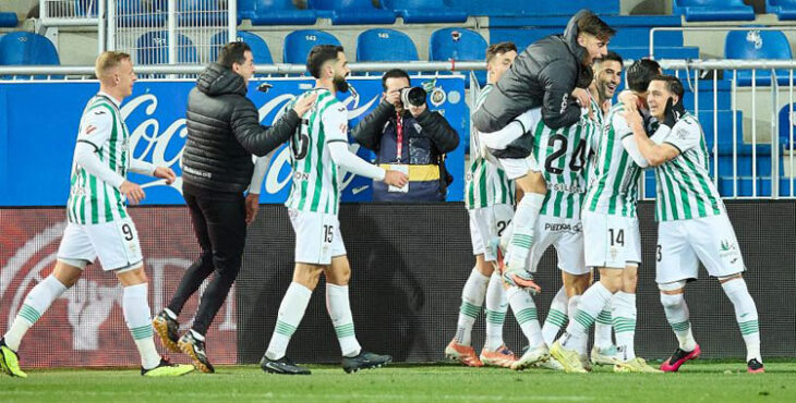 Los jugadores del Córdoba celebran el tanto de Sergi Guardiola en Mendizorroza. Foto: LaLiga Hypermotion