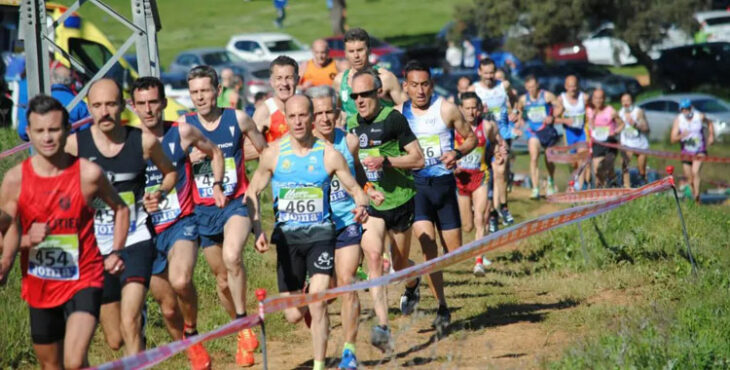 Una competición de atletas máster en la modalidad de cross. Foto: Más atletismo