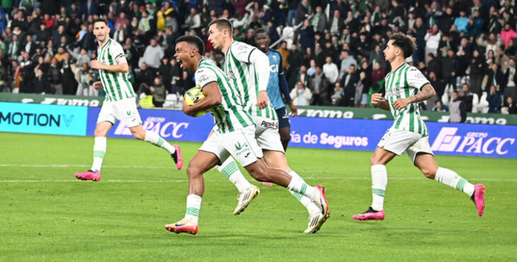 Dalisson corre hacia el centro del campo con el balón tras marcar ante el Cádiz, en una reanudación del juego de la que ya no participó tras ser cambiado una vez más. Autora: Natalia Román