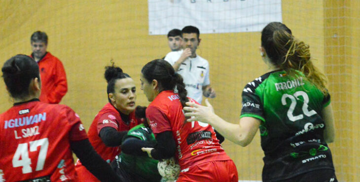 Aroa Montoro y sus compañeras trabajando en defensa ante el Casa Álvarez Imperial. Foto: Rafa Barroso / CBM