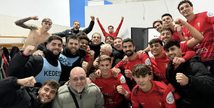 Los jugadores rojillos celebrando su triunfo ante La Palma. Foto: Hélity Egabrense