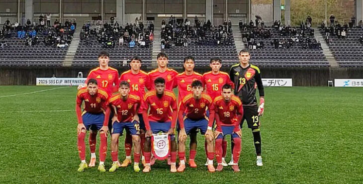 La foto de formación de la selección española sub19 en su último partido en Japón. Foto: RFEF