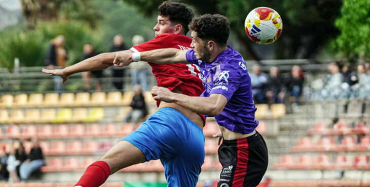 Una disputa aérea en el duelo del Salerm Puente Genil del pasado domingo. Foto: CD Estepona