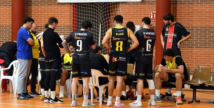 Los jugadores del Peñarroya reunidos con el tiempo detenido del partido. Foto: @cppenarroya