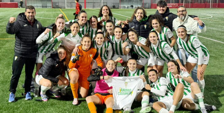 La celebración del triunfo blanquiverde, dedicado a Carmela. Foto: @CordobaFemenino