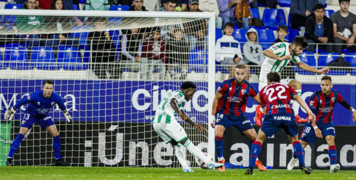 Adilson en el momento de marcar contra el Huesca la pasada temporada. Foto: LaLiga Hypermotion