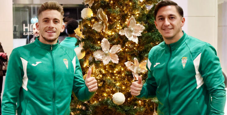 Isma Ruiz y Carracedo posando en una estampa navideña para el anuncio del club de su periodo de desconexión de diciembre. Foto: CCF