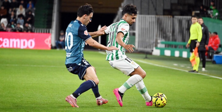 Kevin Medina en una de esas acciones que no terminaron en nada positivo frente al Cádiz. Autora: Natalia Román