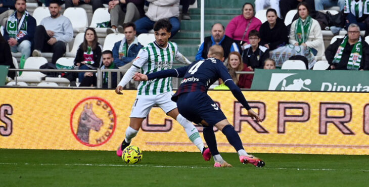 Kevin Medina intenta un desborde ante Arambarri. Autora: Natalia Román