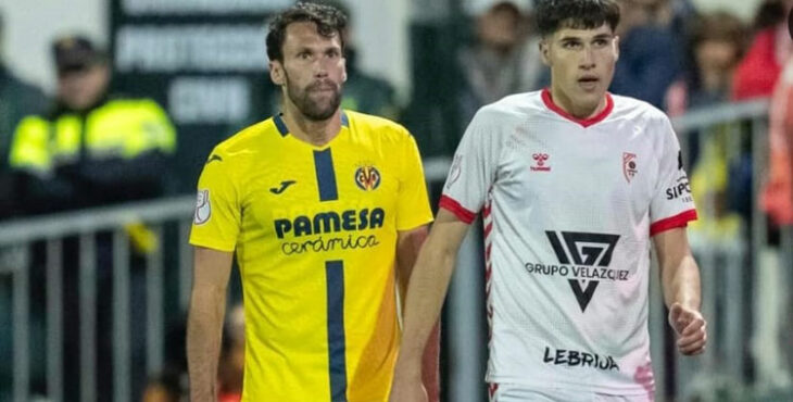 La foto más esperada. El tío, Alfonso Pedraza, cubriendo al sobrino, José Pedraza, en el Antoniano-Villarreal de la Copa del Rey