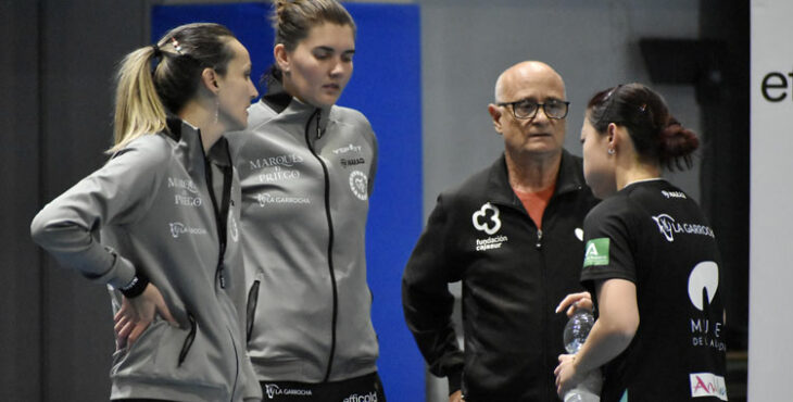 Luis Calvo en un tiempo técnico junto a las jugadoras del Museo de la Almendra Francisco Morales. Foto: Susana Roncal / Priego Mujer y Progreso