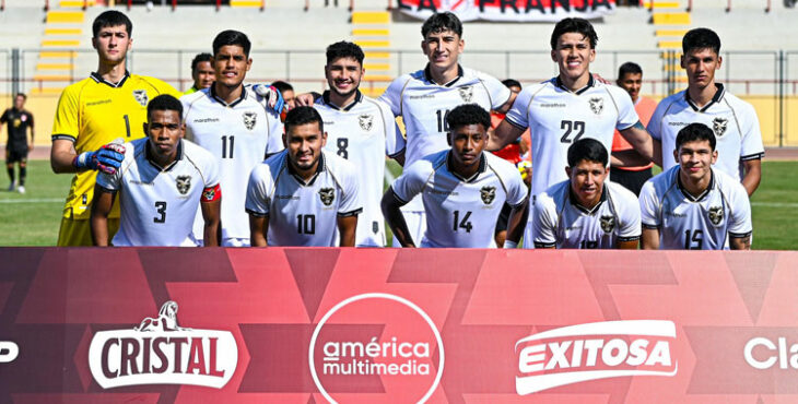 Marcelo, en la fila de abajo, posando con el once inicial de Bolivia ante Perú
