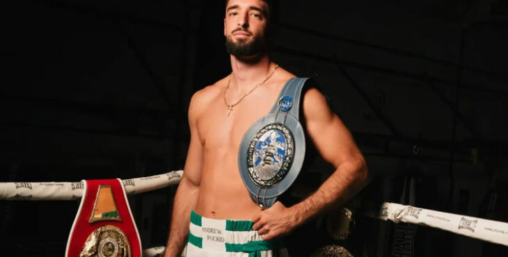 José Luis Navarro posando con sus cinturones