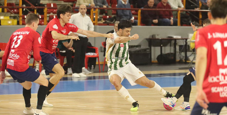 Nico Marrón en un remate forzado en el encuentro frente a Osasuna Magna de la anterior jornada. Foto: Edu Luque / Córdoba Futsal